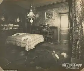 他拍下世界上最早的杀人照片,也破获了无数案件