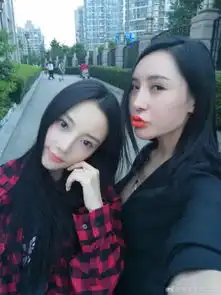 李小璐母女开心聚会闺蜜的红唇好抢镜