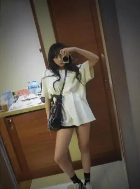 程潇有多全能对镜自拍效果愈发高级,涂鸦鞋瞬间成亮点