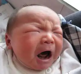 新生儿笑着出生,护士拍了一巴掌,产妇生气婆婆却拍手叫好