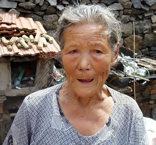 老太太收留一哑巴老人,子女不愿接纳,老太太我们曾经成过亲