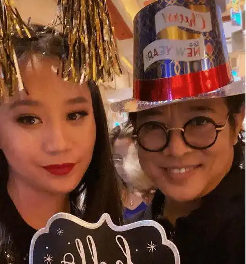 李连杰16岁女儿晒近照,浓妆艳抹成熟似大妈