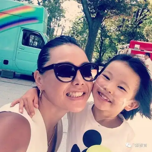 这个9岁小女孩,随时随地都带着输氧管,却笑得比谁都灿烂