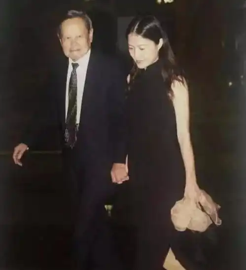 翁帆嫁给大54岁的杨振宁真幸福吗杨振宁弟弟表态,话语意味深长