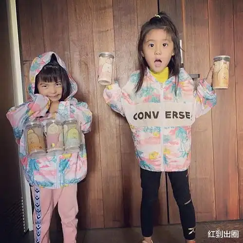 贾静雯带俩女儿外出工作,咘咘波妞一身名牌,挎零食包摆拍似名模