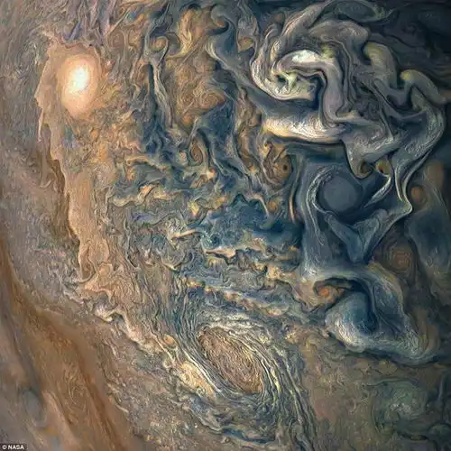 木星风暴绵延数千里如油画般壮丽