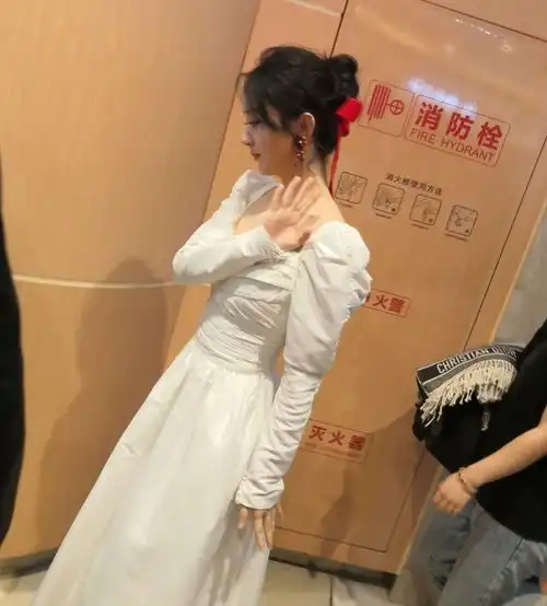 赵丽颖白色长裙出席活动,又甜又飒气质绝,侧身照才知道她有多瘦