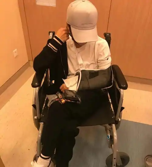 谢楠桡骨粉碎性骨折,却还想着出院主持节目,吴京发文表示害怕
