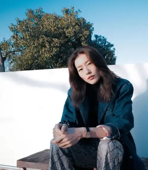刘雯对镜自拍好有型,西装配牛仔裤时尚帅气,丸子头清爽又干练