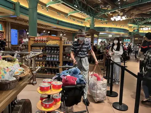上海迪士尼部分恢复运营冒雨排队进商店,不少人买了星黛露