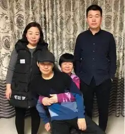 三代共用一张脸是什么感觉看戚薇谢霆锋陈佩斯全家照就明白了