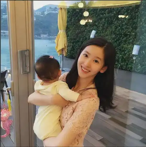 章泽天晒与女儿背影合照母女同穿红衣似姐妹