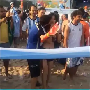 中国乳神露内衣看球曾合影冠希哥