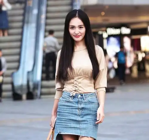 街拍小姐姐穿酒红色上衣出街,看起来很温婉淑女