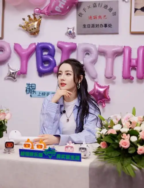 迪丽热巴庆29岁生日,穿衬衫配短裤出镜扮学姐,身材瘦任性