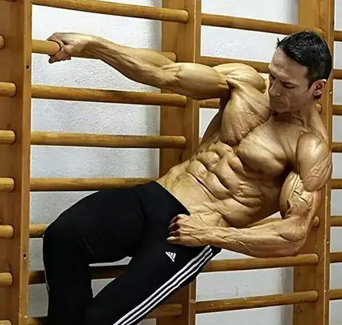 地球首低体脂率低至2.3,健身锻炼30年,活生生的干尸标本