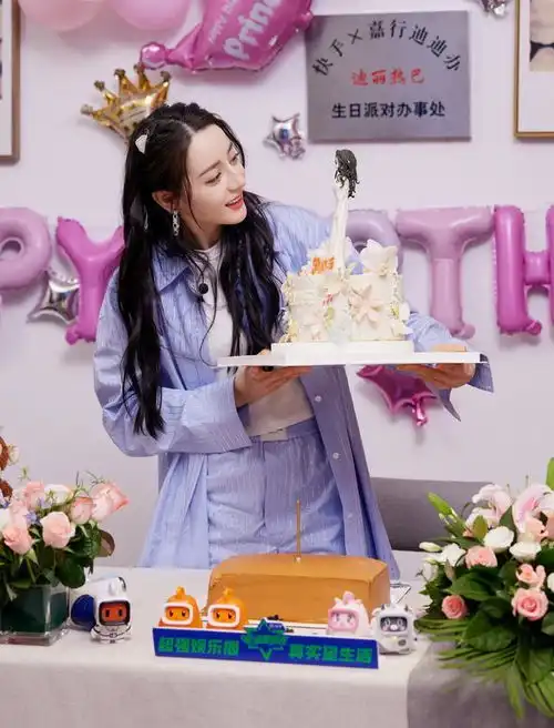 迪丽热巴庆29岁生日,穿衬衫配短裤出镜扮学姐,身材瘦任性