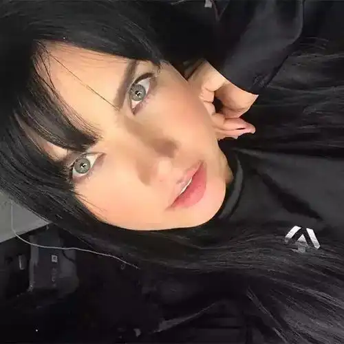 灰姑娘一脱成名天使面孔与魔鬼身材的完美化身