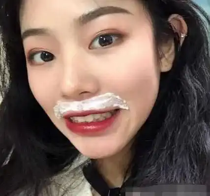 女孩使劲喝这3种饮料,牙齿悄悄变白,连呼吸也是糖果味