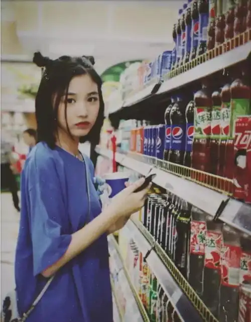 汪峰大女儿热舞后晒近照,卫衣长筒靴秀美腿,14岁大玩时尚风