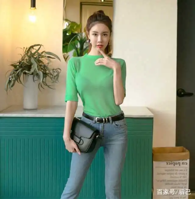 身材火辣的小姐姐,一条牛仔裤可以更加衬托魅力大方