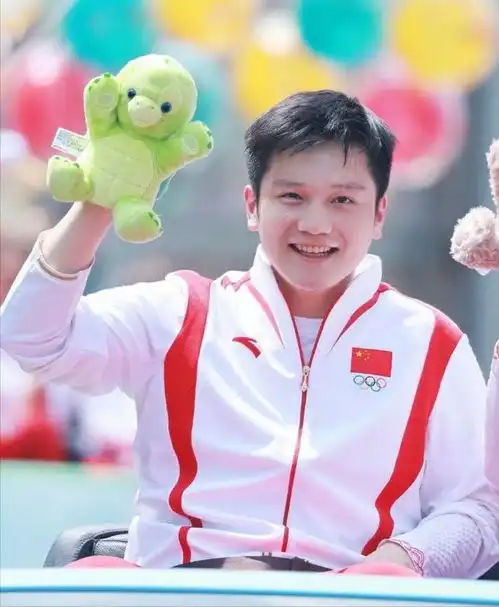 樊振东成小胖叔叔了许昕妻子晒小胖与她俩孩子合影,画面可爱