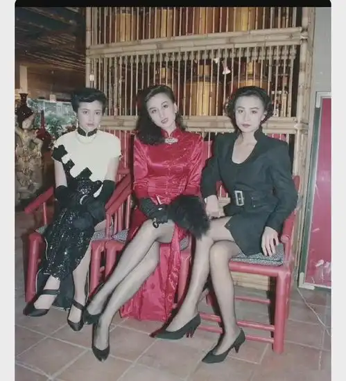 90年代,利智刘嘉玲与关之琳的留影,当时正处于颜值的巅峰时期