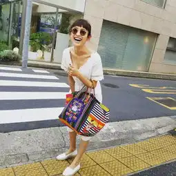 明明很丑,为什么这双鞋还能打败小白鞋,成为女明星街拍潮人的出街利器