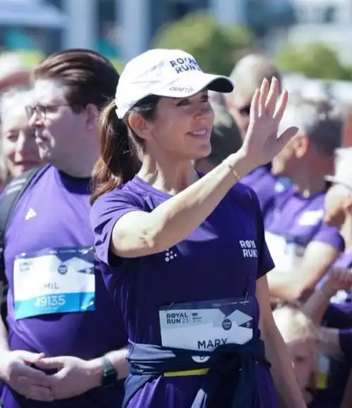 丹麦王储一家参加跑步比赛玛丽素颜也美,两位小王子鞋子抢风头