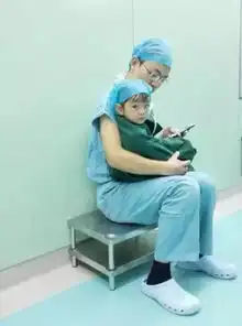 最暖男医生萌娃手术前一直哭,然后这温馨的一幕感动了千万人