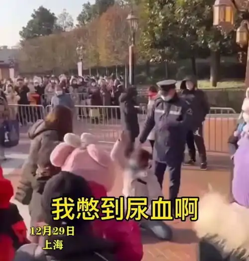 5000人凌晨抢购迪士尼玩偶,男子崩溃憋到尿血这是病,得治