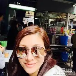 李嘉欣吃路边大排档化淡妆戴墨镜自拍图