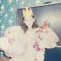 迪丽热巴儿时生日照曝光网友我宝真白富美