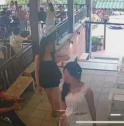 2中国女子泰国吃霸王餐,被餐馆曝光视频,中国小伙暖心代付挽尊