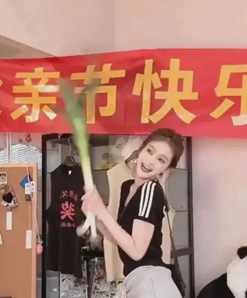 王思聪,他超爱,点赞现任每条动态前任甩葱乱舞,甜仇娃已会走小羽盈盈网红王健林孩子是王思聪网易订阅