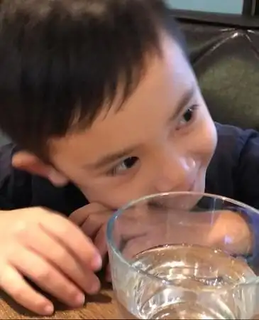 梁静茹儿子超萌近照曝光,大眼长睫毛网友狂赞小帅哥