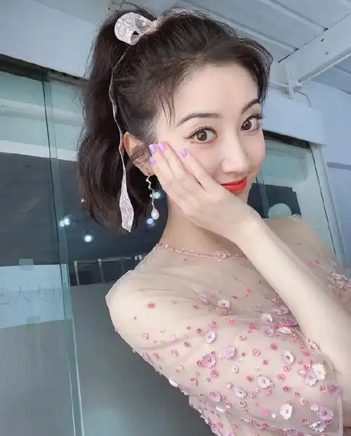 景甜穿花朵裙头戴蝴蝶结少女感十足