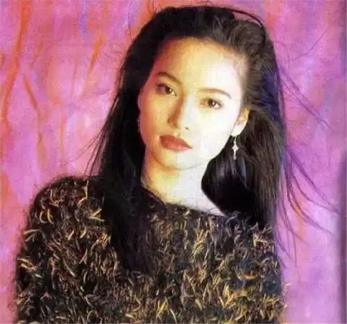 她港姐出身,曾嫌吴京穷鬼,脚踏两条船被富豪抛弃,今靠卖鱼为生