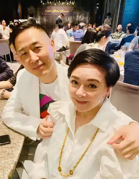 61岁唐鹤德身材走样晒张国荣背影挂画表述思念,至今未婚好心酸