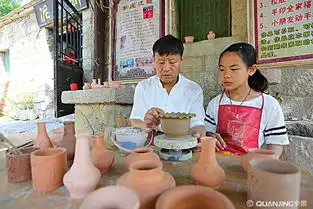 山东枣庄古村落里体验泥塑制作