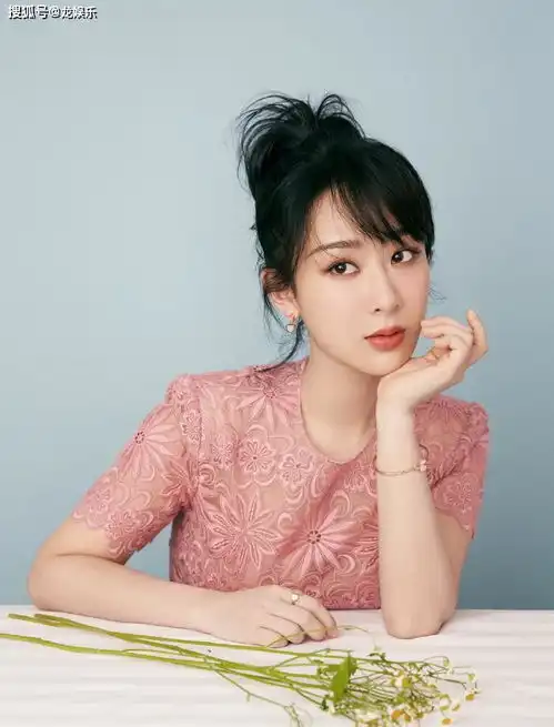 杨紫穿粉色连衣裙温柔优雅抬眸尽展活泼灵动