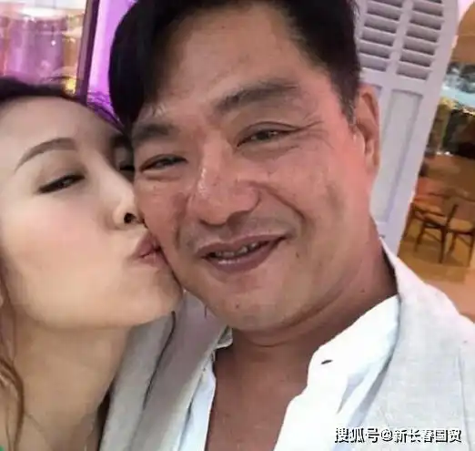 女星闪嫁大25岁百亿富商,一张庆生照泄漏她的豪门贵妇生活