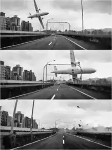 复兴航空载58人客机撞桥坠河