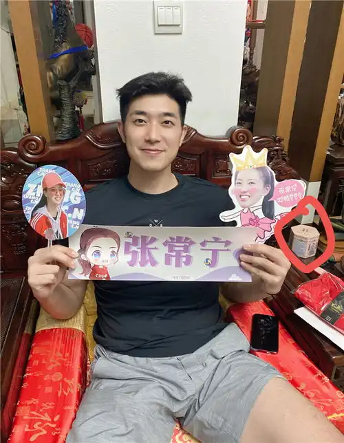 张常宁与老公恩爱互动,冠希坐红木椅子,旁边补身体的芝麻丸亮了