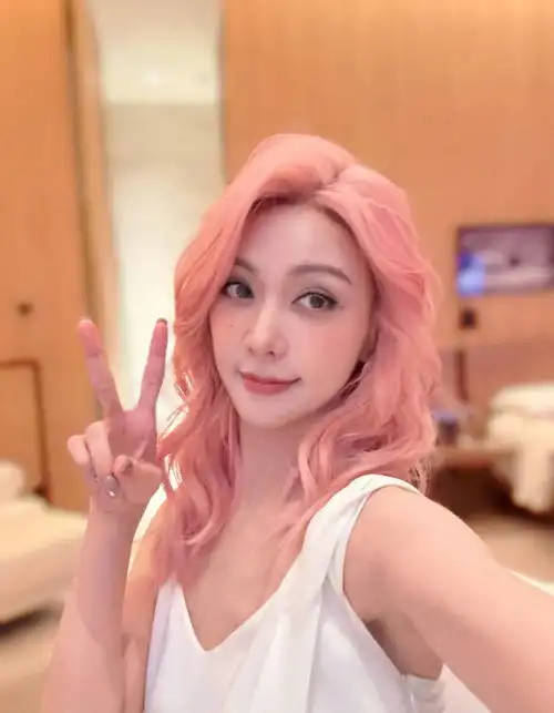 薛凯琪粉色卷发造型甜美又浪漫对镜自拍美貌养眼