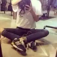qq头像女生盘腿坐不露脸的