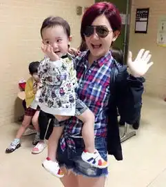 梁静茹一家三口吃饭儿子大眼小帅哥图