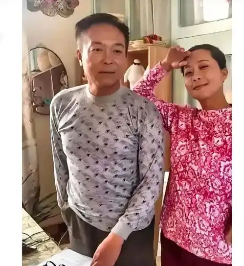 右边是曾登上过春晚的小品演员黑妹,左边是谁表演风格风趣幽默