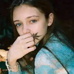 急这女的叫什么名字