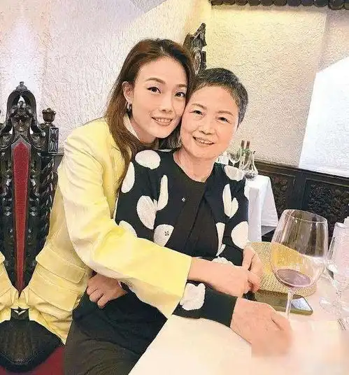 容祖儿15岁因太丑被解约,遇到杨受成逆风飞翔
